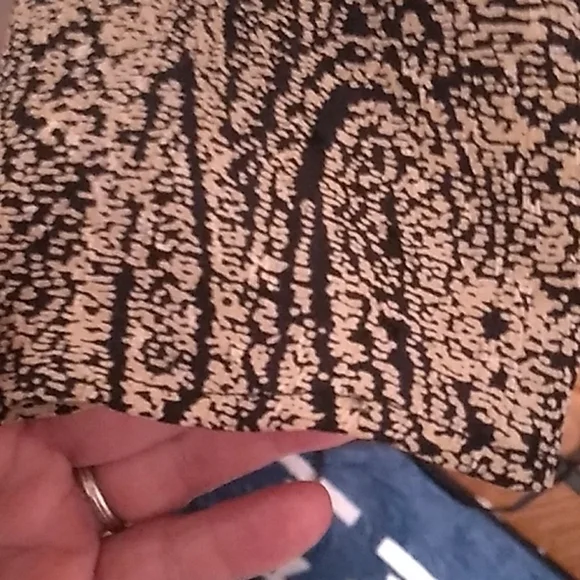 Like New Nicola Small/Medium Tan Black Design Lon Sleeves Top - Picture 6 of 9